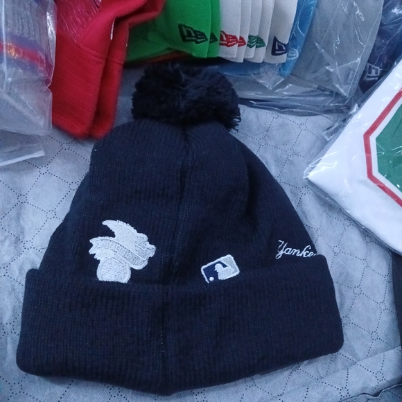 New York Yankees New Era beanie. Brand new. NWT - Picture 2 of 3
